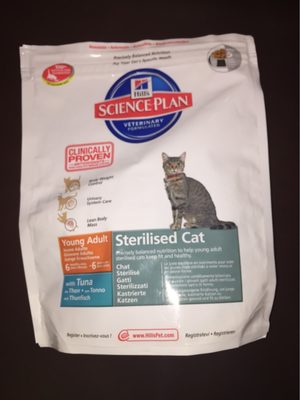 Sterilised cat young adult with tuna - 1